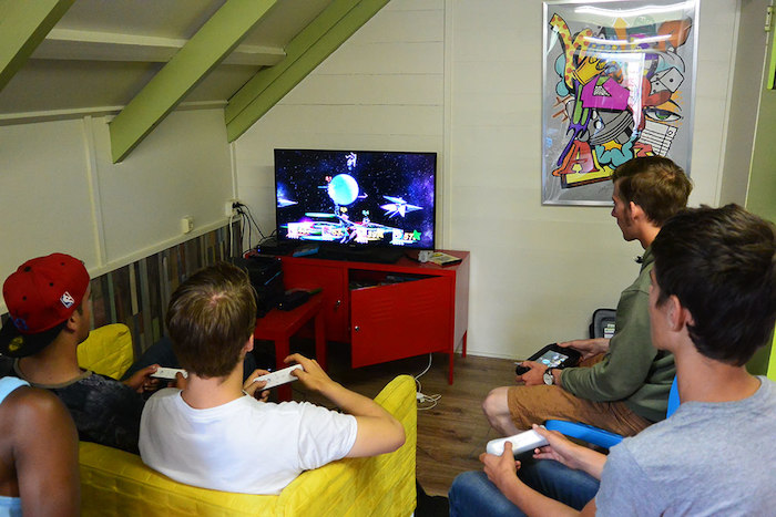 Jongeren gamen met een spelconsole tijdens het computerkamp in Drenthe