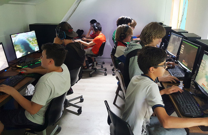 Jongens gamen op zolder tijdens het gamekamp in Drenthe