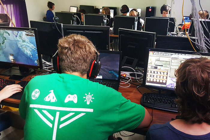 Blik op ruimte met deelnemers gaming kamp die op laptops spelen