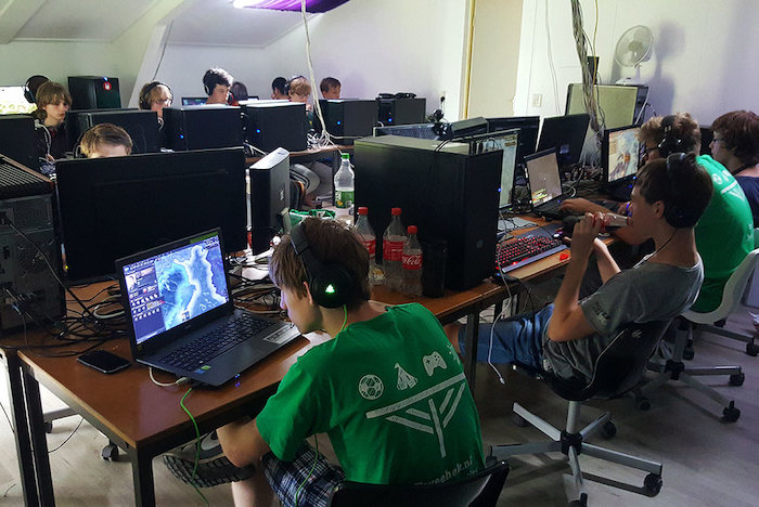 Jongens werken op de computer tijdens het computerkamp in Drenthe