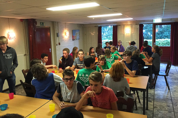 Jongeren genieten van een lunch tijdens het gamekamp in Drenthe
