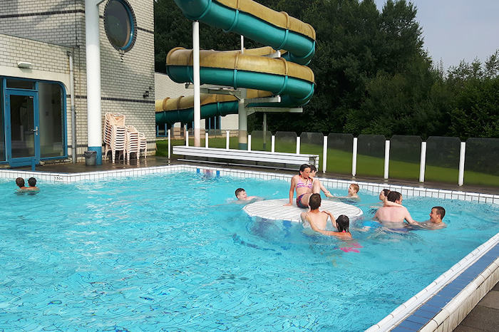 Jongeren zwemmen in een subtropisch zwemparadijs tijdens het gamekamp in Drenthe