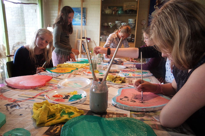 Meiden schilderen op girl camp