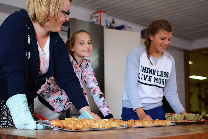 Meisjes koken tijdens het girl camp in Drenthe
