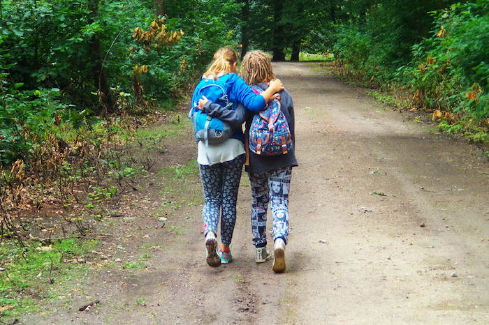 Meisjes wandelen tijdens het girl camp in Drenthe