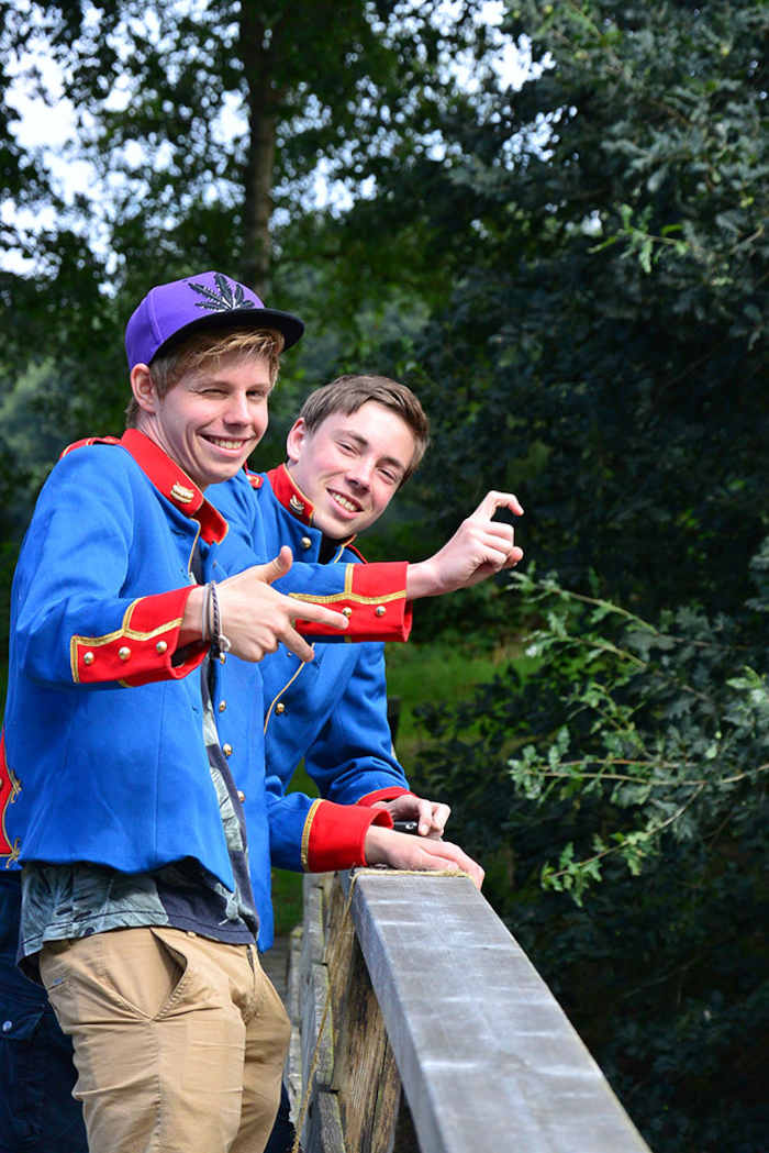 Twee jongens poseren tijdens het avonturenkamp in Drenthe