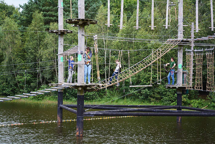 Kinderen leggen een survivalparcours af tijdens het avonturenkamp in Drenthe