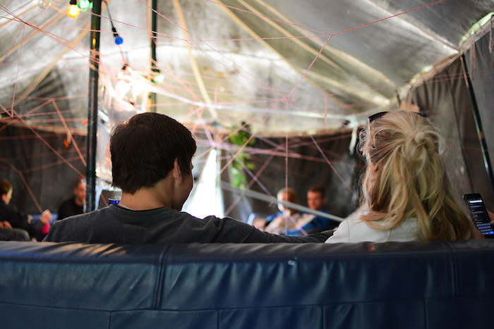 Kinderen chillen in een tent tijdens het avonturenkamp in Drenthe