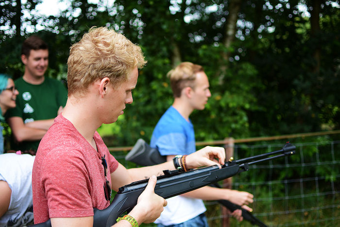 Tienerjongen op vakantie laadt geweer in Nederland.