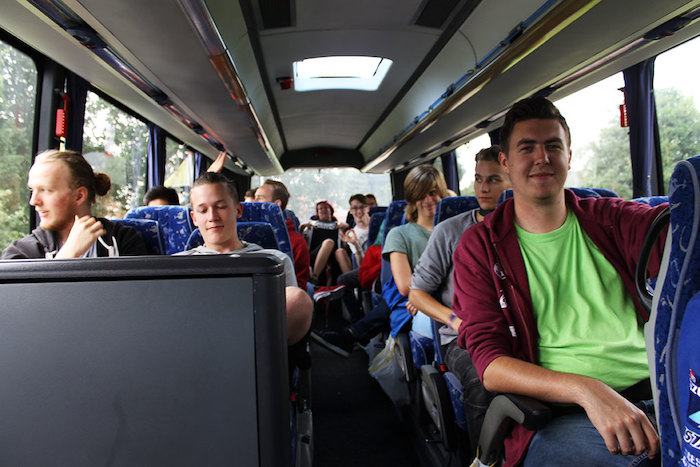 Jongeren in de touringcar tijdens het computerkamp in Drenthe.