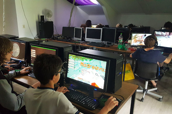 Jongeren op gamekamp in Drente tijdens de zomer.