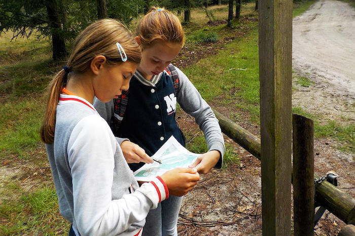 Kinderen zoeken de weg tijdens het survivalkamp in Drenthe.