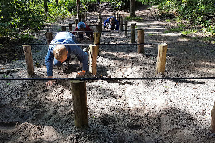 Jongeren op het parcours van het survivalkamp in Drenthe.