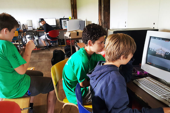 Jongens spelen bridgebuilder tijdens het techkamp in Drenthe.
