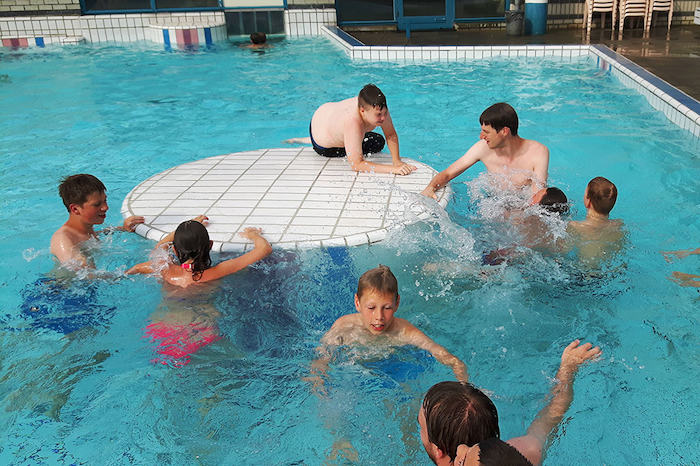Het subtropisch zwemparadijs van het zomerkamp in Drenthe.