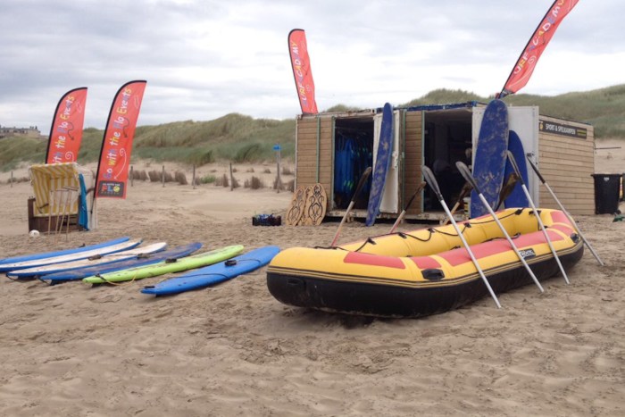 Opblaasboot ligt op strand.