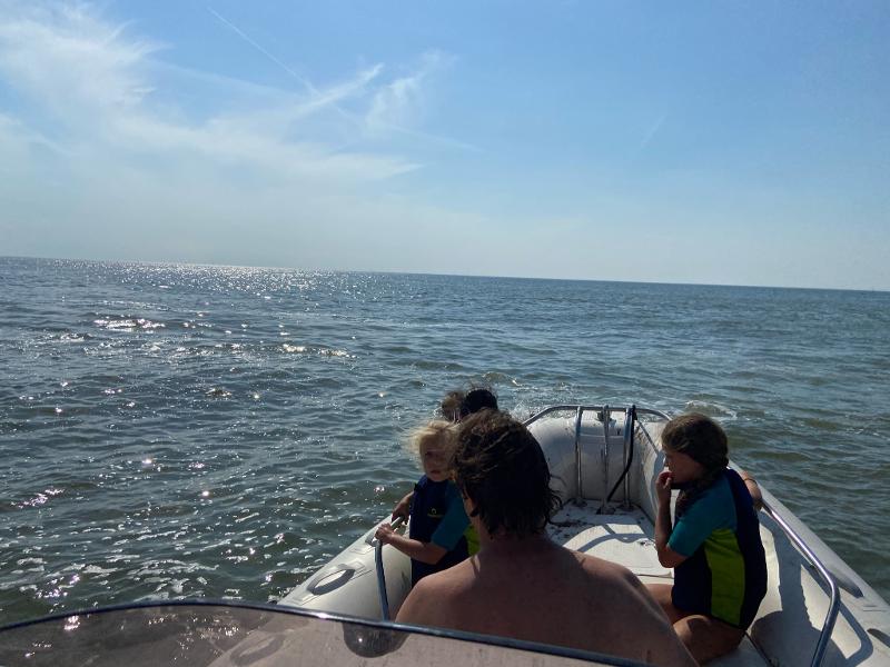 Kinderen op de boot tijdens zomerkamp Noord-Holland