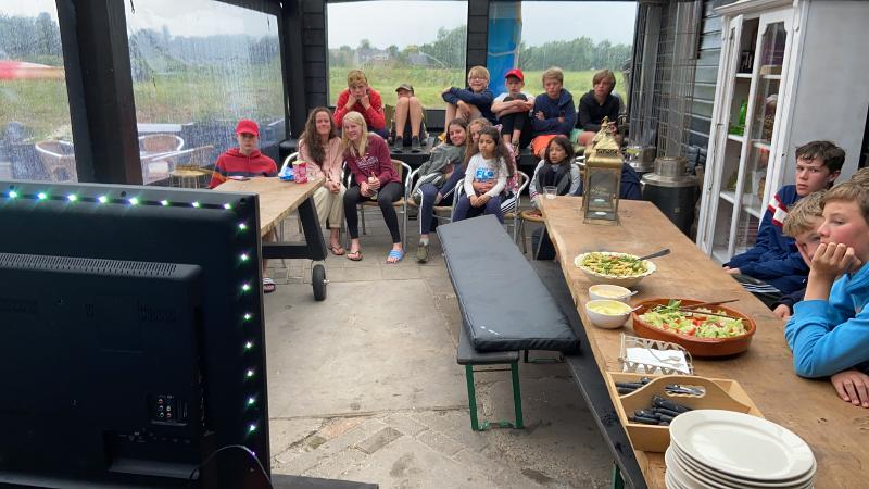 Kinderen kijken film tijdens zomerkamp Noord-Holland