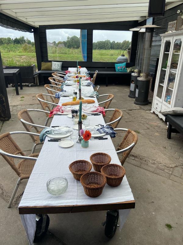 Mooi gedekte eettafel tijdens zomerkamp Noord-Holland