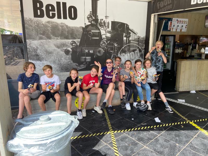 Kinderen eten frietjes tijdens zomerkamp Noord-Holland