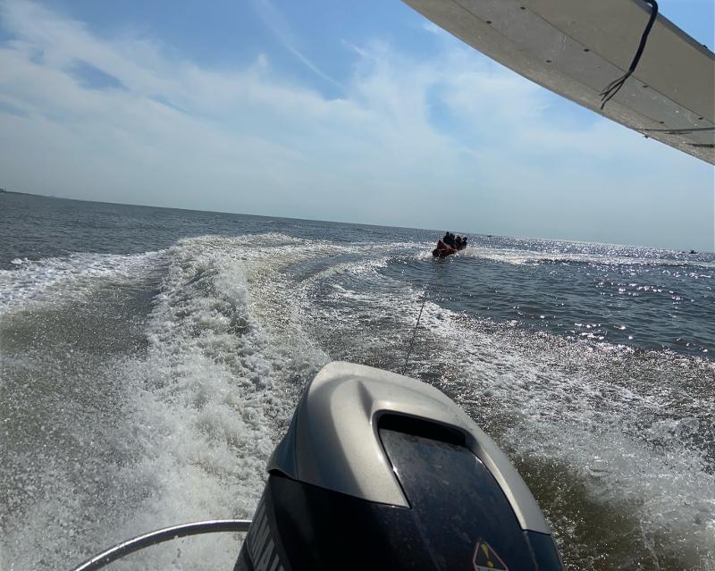 Lekker op de speedboot tijdens zomerkamp Noord-Holland