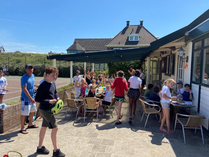 Kinderen op het terras tijdens zomerkamp Noord-Holland
