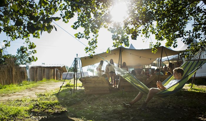jongeren chillen bij de accommodatie op surfkamp spanje