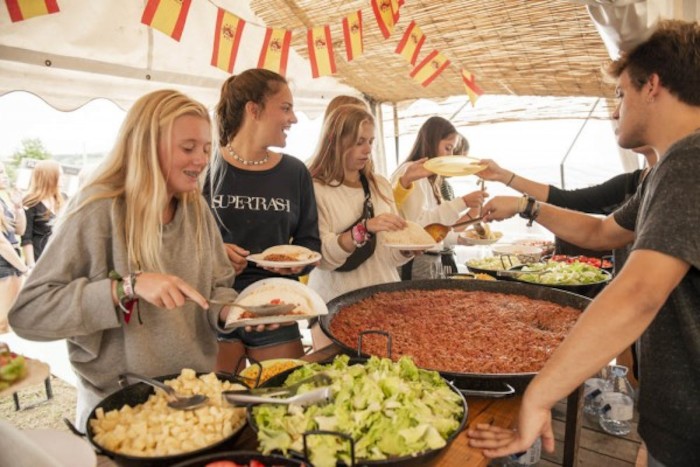 meisjes halen avondeten bij het lekkere buffet op surfkamp spanje