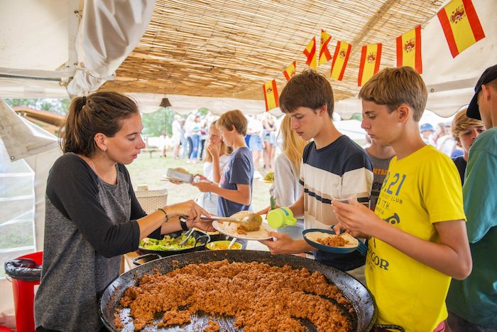 jongens halen eten bij het avondbuffet op surfkamp spanje