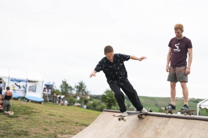 jongen skate van halfpipe op surfkamp