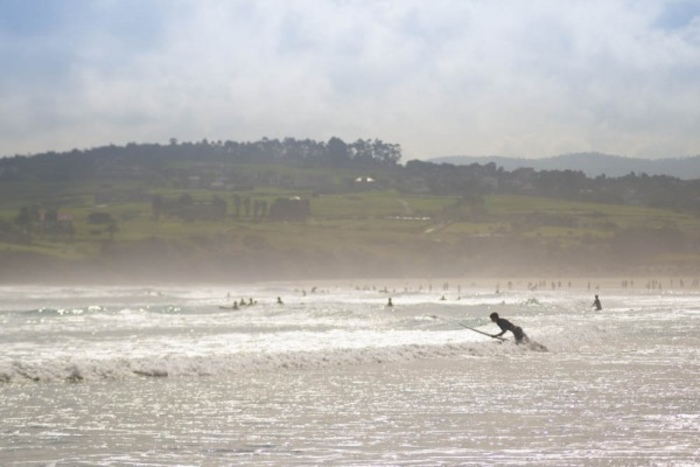 in de zee breng je veel tijd door tijdens een surfkamp frankrijk voor 16 jaar
