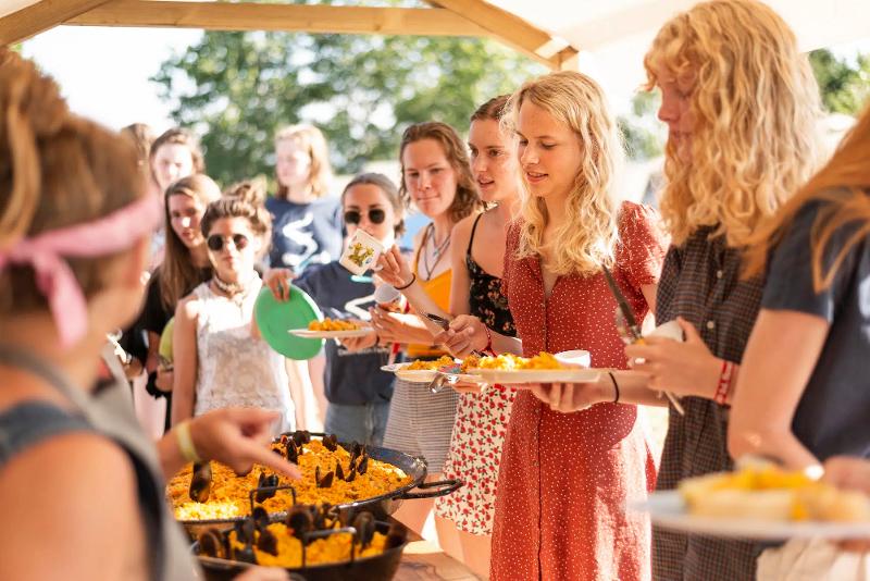 je kunt lekker eten tijdens een surfkamp frankrijk voor 16 jaar