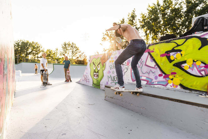 Jongeren skaten op een halfpipe