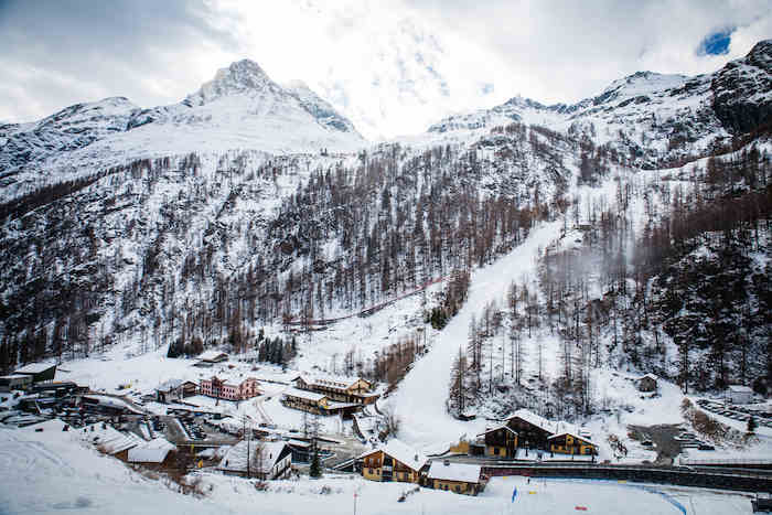 Zicht op besneeuwde bergen tijdens skikamp
