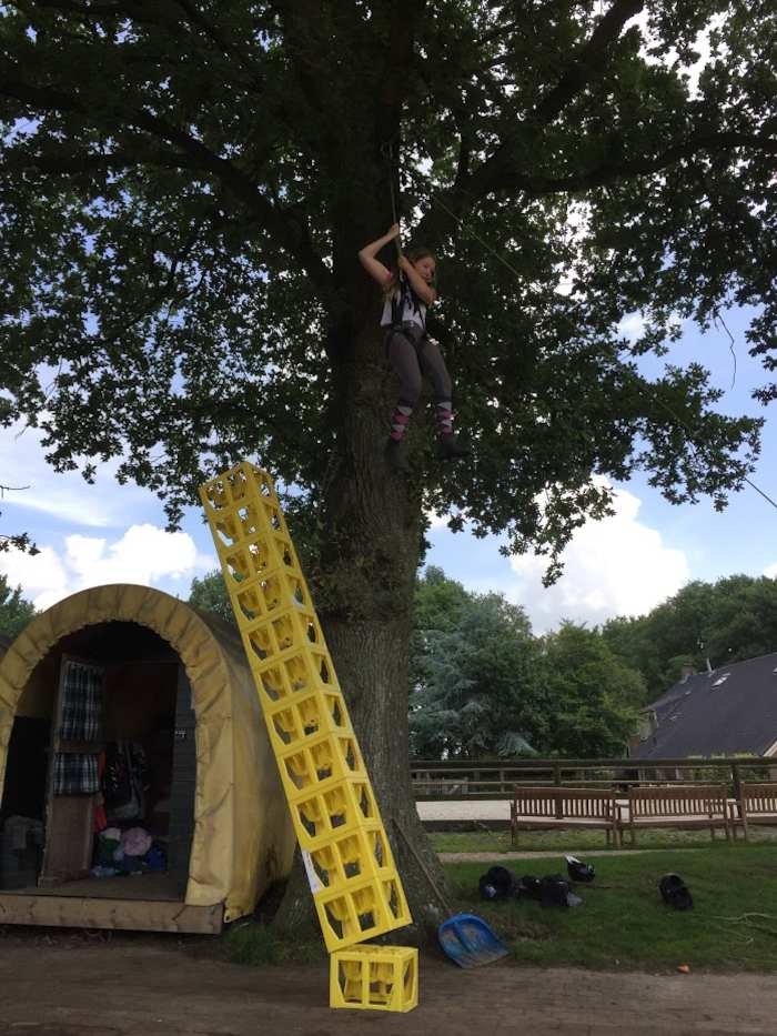 Kind hangt in boom, grote stapel bakken valt op zomerkamp nederland