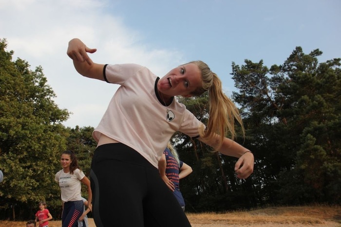 Begeleidster trekt gekke bek op survivalkamp in Overijssel op zomerkamp nederland