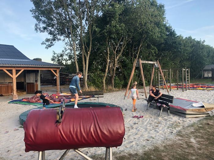 Kinderen lopen bij hindernissen op zomerkamp nederland