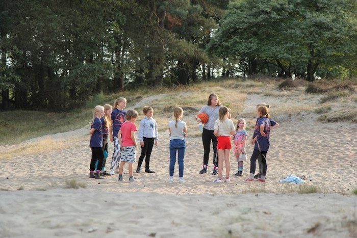 Jongeren spelen balspel op survivalkamp in Overijssel op zomerkamp nederland