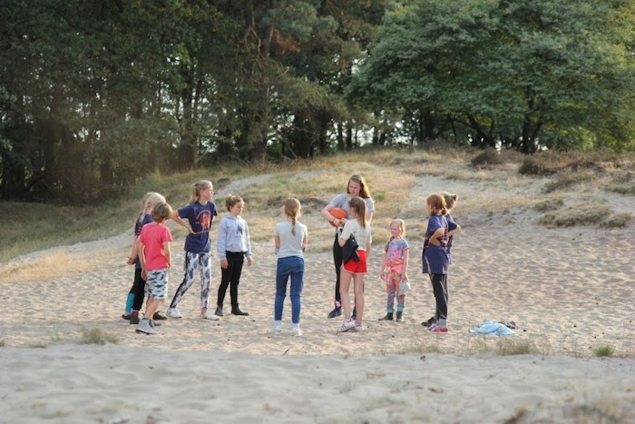Jongeren spelen balspel op survival in Overijssel op zomerkamp nederland