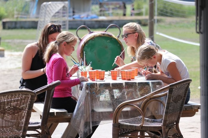 Creatieve meisjes tijdens het survivalkamp in Overijssel op zomerkamp nederland
