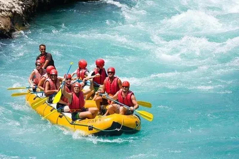 Een groep deelnemers zit in een boot tijdens de jongerenreis Bali