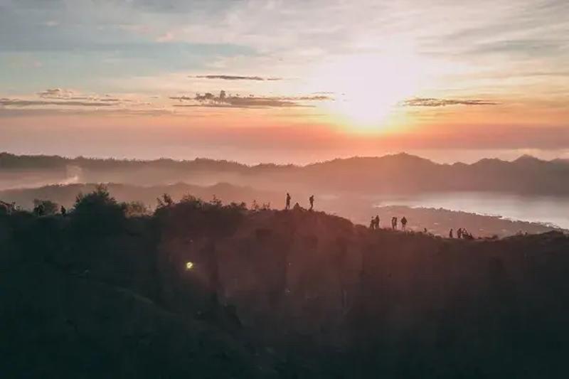 Een mooi rijstveld met zonsondergang tijdens de jongerenreis Bali