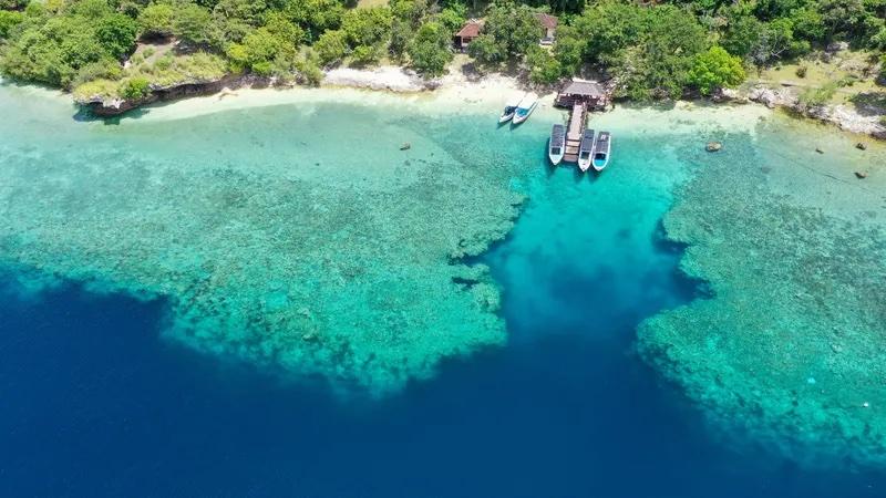 Een helder blauw watergebied met boten erop tijdens de jongerenreis Bali