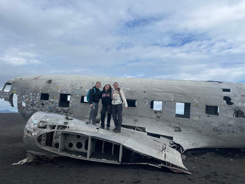 Een excursie maken naar een gestrand vliegtuig op een groepsreis Ijsland