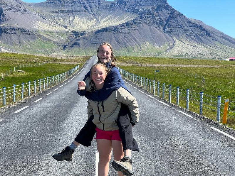 Deelnemers van een groepsreis Ijsland maken een foto op de weg