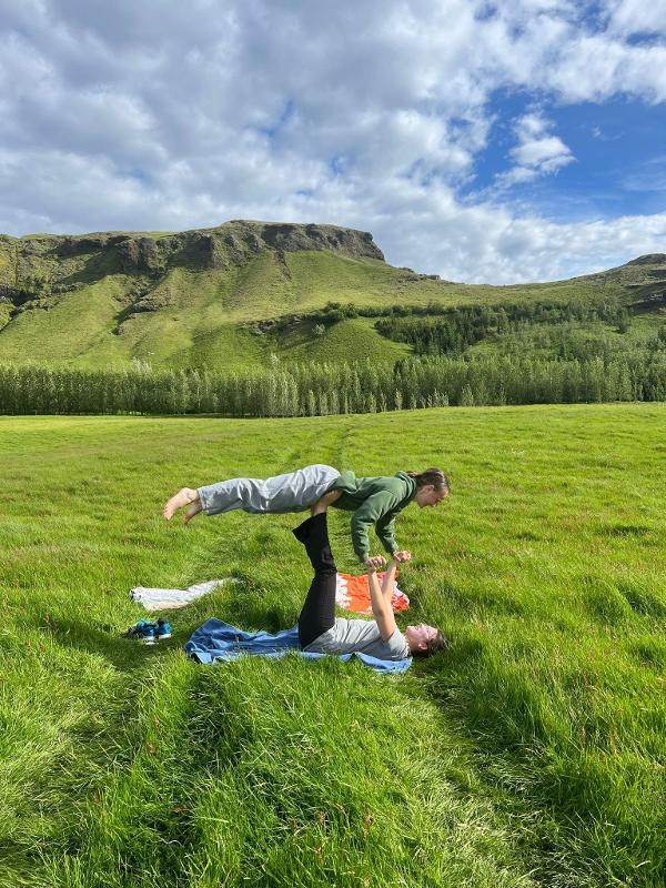 Beoefen yoga tijdens een activiteit van een groepsreis Ijsland