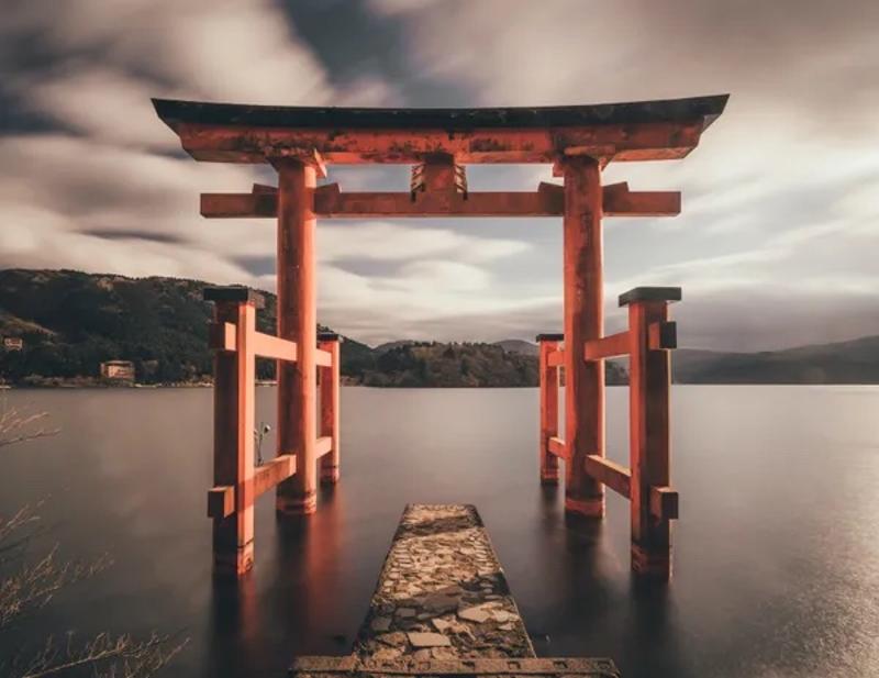 Een toren in het water tijdens de groepsreis Japan