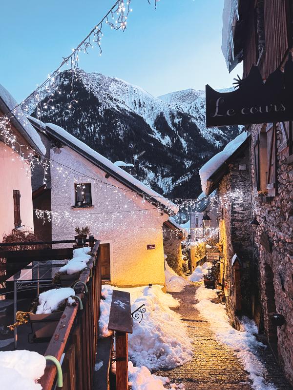 een straat tijdens een jongerenreis wintersport
