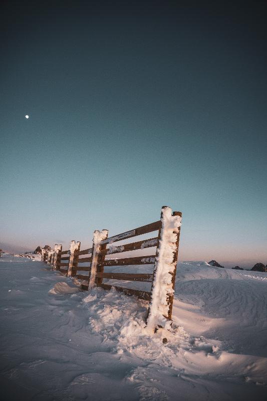 een hek in de sneeuw tijdens een jongerenreis wintersport