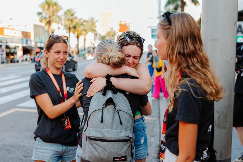 Deelnemers knuffelen elkaar gedag na groepsreis Spanje